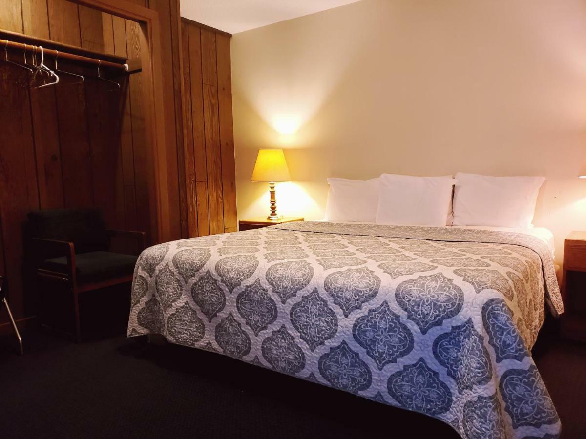 North Ironwood Acres - Black River Lodge מראה חיצוני תמונה