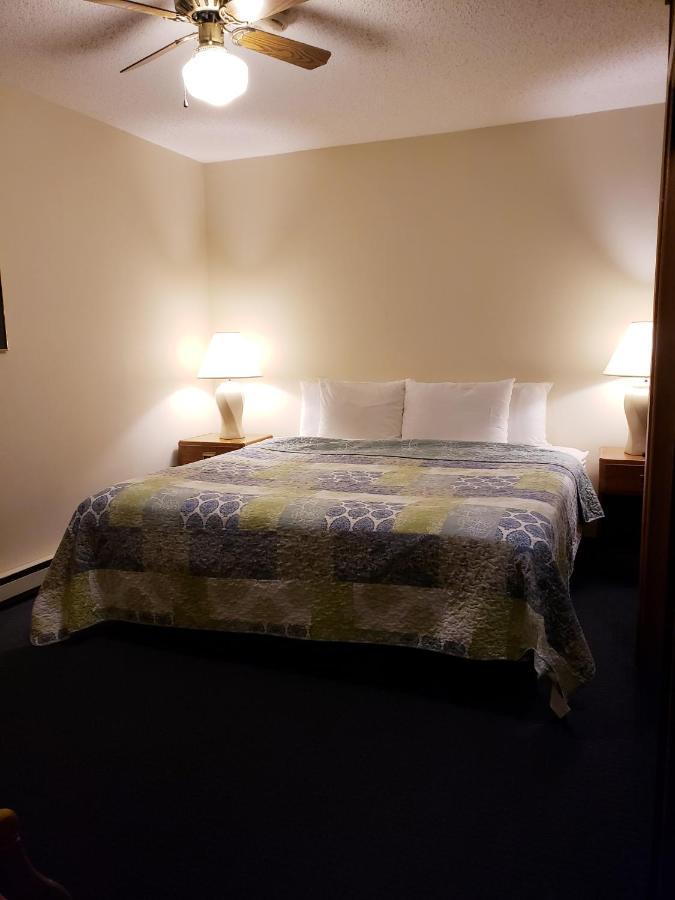 North Ironwood Acres - Black River Lodge מראה חיצוני תמונה