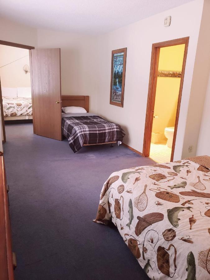 North Ironwood Acres - Black River Lodge מראה חיצוני תמונה