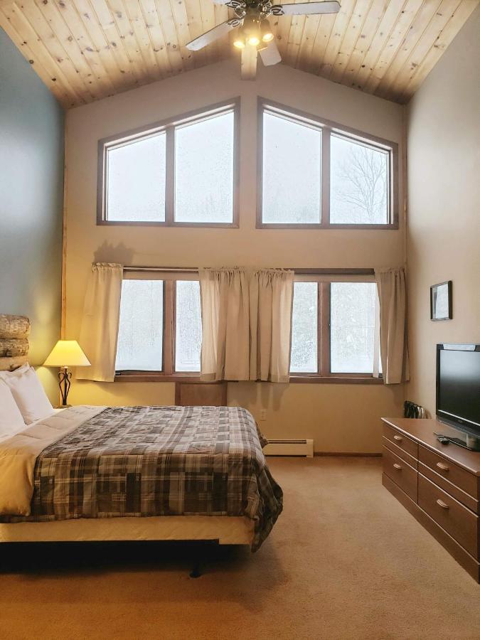 North Ironwood Acres - Black River Lodge מראה חיצוני תמונה